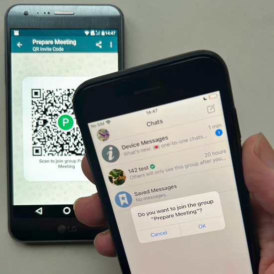 Пользователь iOS сканирует QR-код на чужом телефоне.